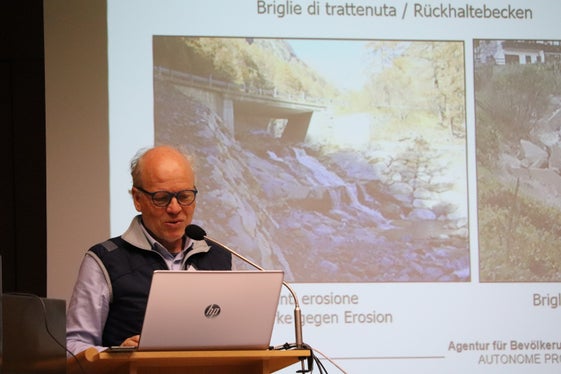 Der Direktor des Funktionsbereichs Wildbachverbauung in der Agentur für Bevölkerungsschutz Fabio De Polo gab Einblick in die derzeitige Vorgehensweise bei der Umsetzung von Schutzmaßnahmen in Südtirol (Foto: LPA/Maja Clara)