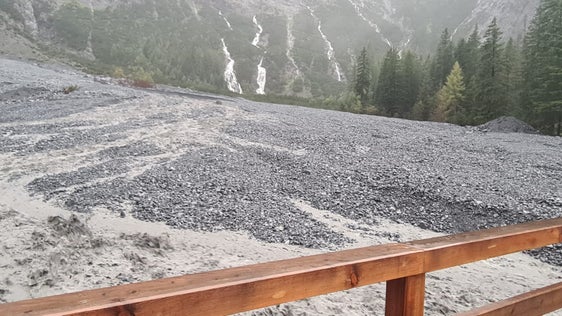 A causa delle forti piogge nella regione dell'Ortles, durante la notte si è staccata una colata di fango dal torrente Rio Vedretta del Circo. I lavori di pulizia sono in corso sul posto, ma sono limitati dall'interruzione della strada di accesso. (Foto: USP/Ufficio sistemazione bacini montani ovest)