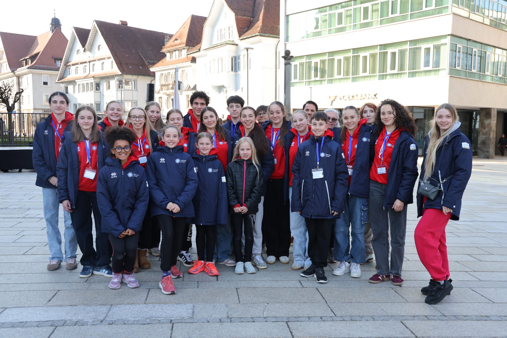 Gruppenfoto der Mädchen und Buben der Südtiroler Delegation, die bei den Arge-Alp-Spielen im Eiskunstlauf in Dornbirn (Vorarlberg) den vierten Platz belegten. (Foto: FISG Südtirol)