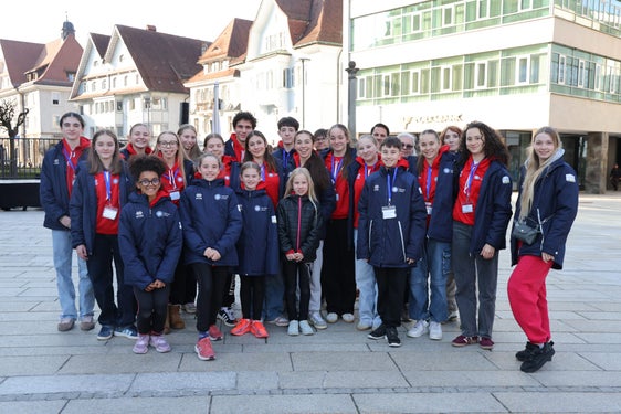 Gruppenfoto der Mädchen und Buben der Südtiroler Delegation, die bei den Arge-Alp-Spielen im Eiskunstlauf in Dornbirn (Vorarlberg) den vierten Platz belegten. (Foto: FISG Südtirol)