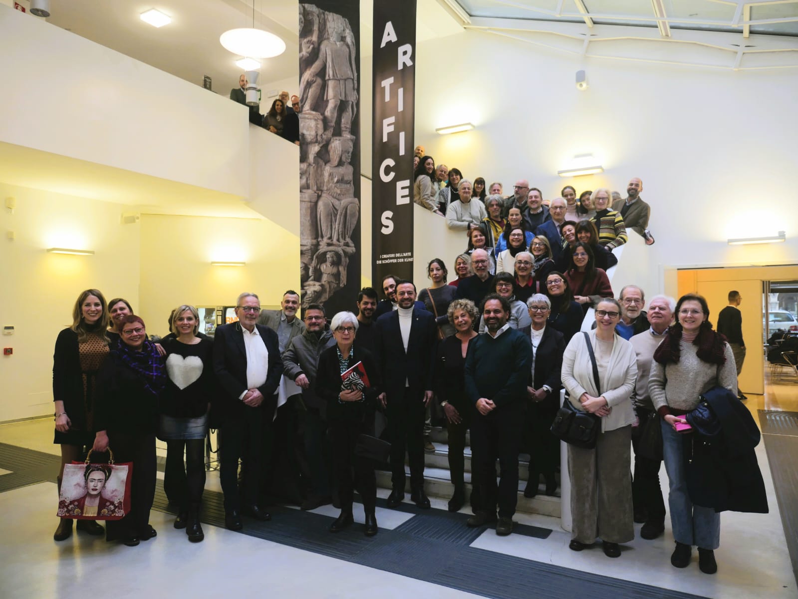 Landesrat Marco Galateo gratulierte bei der Feier im Trevilab den Lehrkräften, die im Landesverzeichnis für Erwachsenenbildung eingetragen sind. (Foto: LPA)
