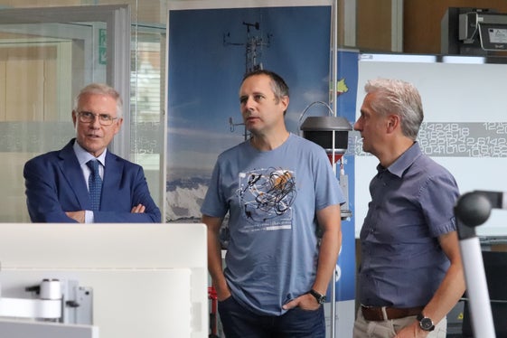 Regierungskommissär Vito Cusumano (links) bekundete bei seinem Ferragosto-Besuch sein großes Interesse für Meteorologie, im Bild mit Meteorologe Günther Geier (Mitte) vom Landesamt für Meteorologie und Lawinenwarnung und dem Direktor des Landeswarnzentrums und stellvertretenden Direktor der Agentur für Bevölkerungsschutz Willigis Gallmetzer (rechts). (Foto: LPA/Maja Clara)