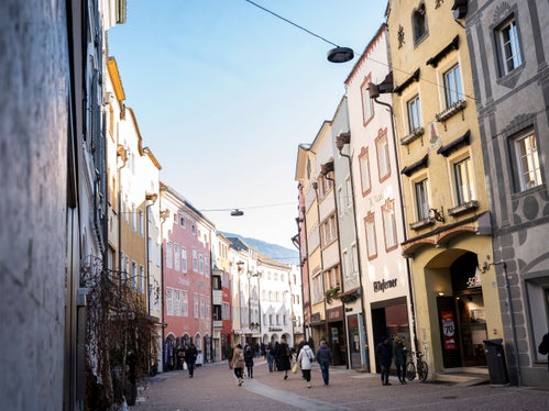 Wirtschaftliche Entwicklung und Leerstandsmanagement, Deckung des Wohnbedarfs und Erhöhung der Lebensqualität sind einige der Themen, auf die das Gemeindeentwicklungsprogramm für die nächsten zehn Jahre Antworten geben will. Im Bild die Brunecker Innenstadt. (Foto: LPA/Fabio Brucculeri) 