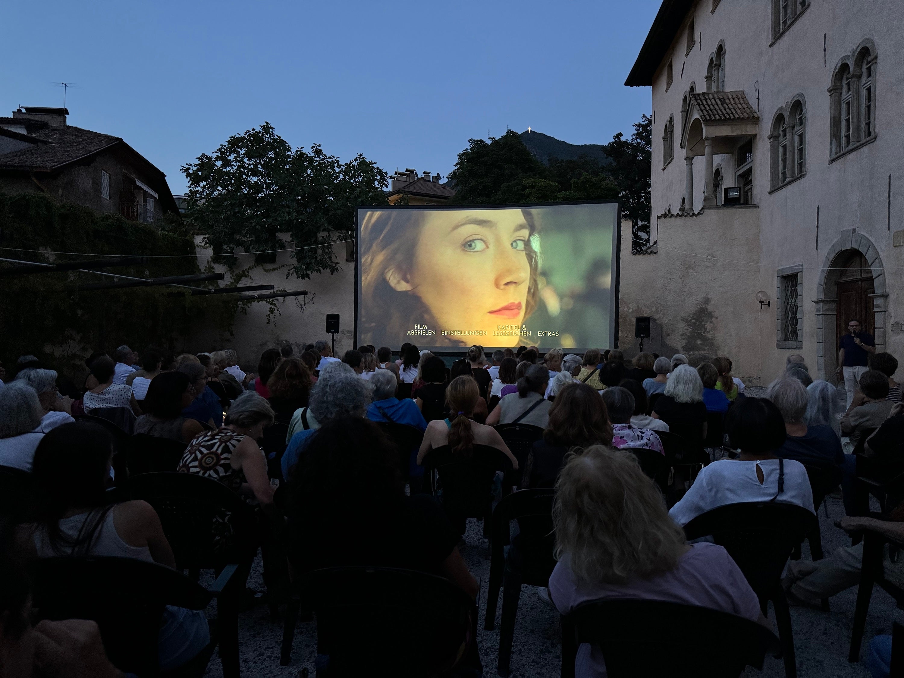 Großes Kino unter freiem Himmel: Im Hof von Ansitz Rottenbuch in Bozen werden im August donnerstags Filme gezeigt, der Eintritt ist frei. Parallel dazu wird im benachbarten Lesesaal der Landesbibliothek Teßmann ein Kinderfilm gezeigt. (Foto: LPA/Landesbibliothek Dr. Friedrich Teßmann)