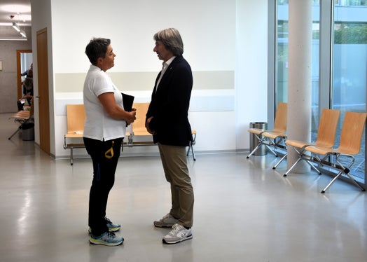 Der Hauskrankenpflegedienst und besonders auch die Palliativbetreuung seien herausragende Beispiele für die gute Gesundheitsversorgung in den Sprengeln, sagte Gesundheitslandesrat Hubert Messner im Gespräch mit Doris Fischnaller, Vize-Krankenpflegekoordinatorin vom Sprengel Brixen und vom Dienst für Abhängigkeitserkrankungen. (Foto: LPA/Angelika Schrott)