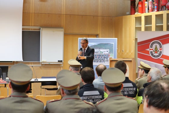 Glückwunsch an Absolventen und Absolventin und Lehrende des Ausbildungskurses: Landeshauptmann und Bevölkerungsschutzlandesrat Arno Kompatscher bei der Feierstunde für die neuen Berufsfeuerwehrleute. (Foto: LPA/Maja Clara)