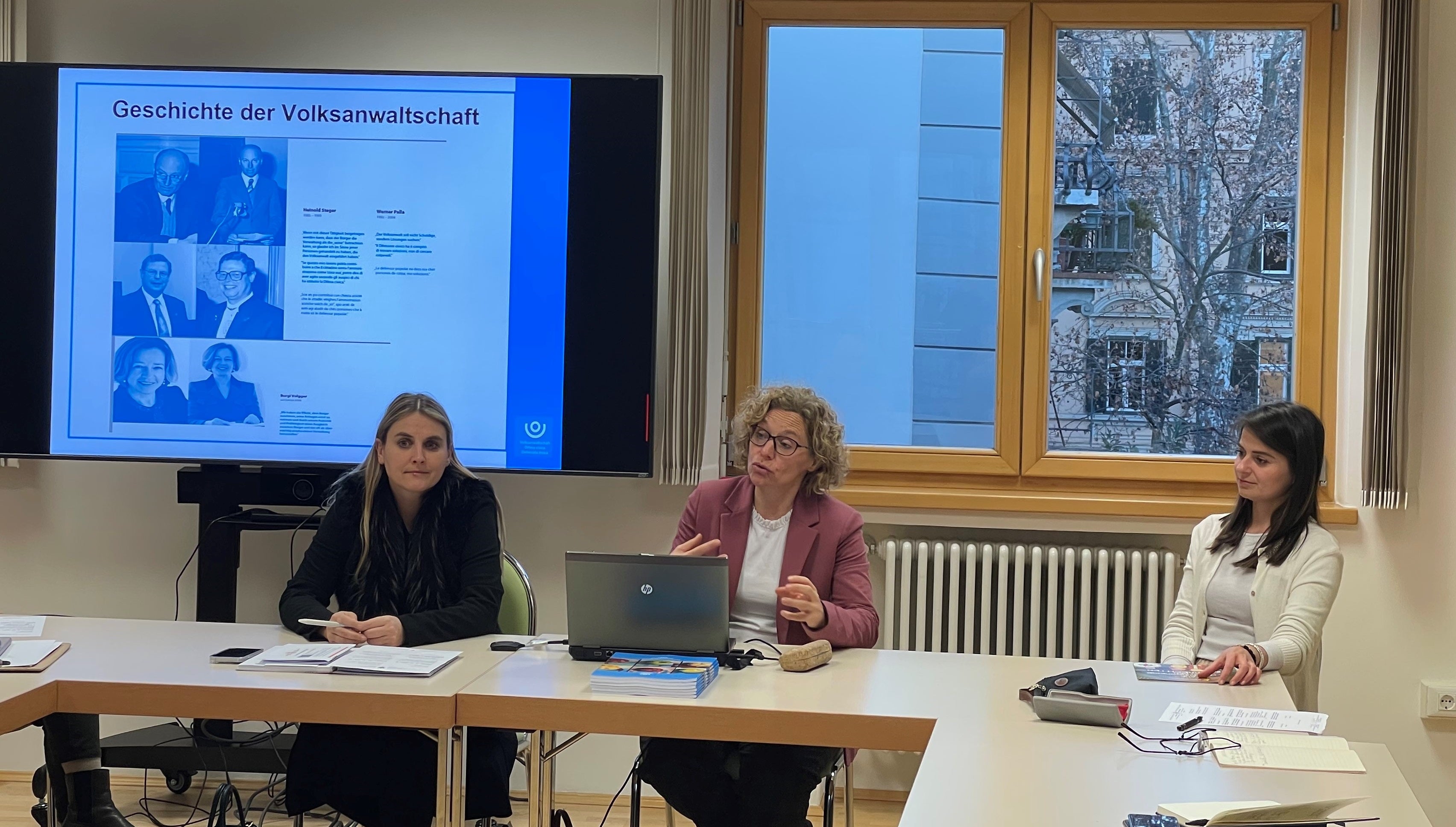 La Difensora civica, Gabriele Morandell (al centro) e la Garante per l’infanzia e l’adolescenza Daniela Höller (a destra), hanno presentato le rispettive attività alla Commissione provinciale per le pari opportunità presieduta da Ulrike Oberhammer (a sinistra) (Foto: ASP/Ufficio Donne)