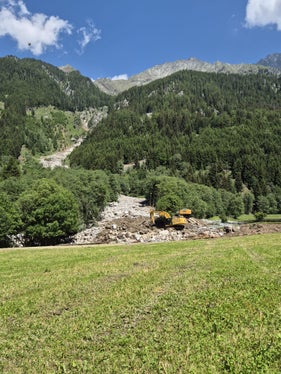 Im Steinzgerbach in Antholz-Obertal wurden etwa 20.000 Kubikmeter Material mobilisiert und verlegten bei der Mündung den Antholzerbach; die Wildbachverbauung hat mit den Aufräum- und Wiederherstellungsarbeiten begonnen. (Foto: LPA/Amt für Wildbach- und Lawinenverbauug Ost in der Agentur für Bevölkerungsschutz)