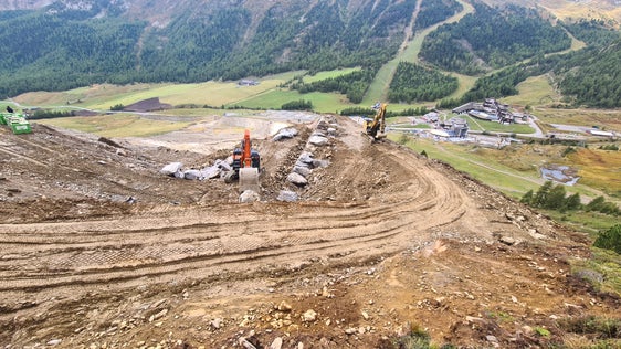 Lawinenablenkdamm zum Schutz der Landesstraße und zweier Parkplätze in Kurzras in Schnals (Foto: LPA/Landesamt für Wildbach- und Lawinenverbauung West in der Agentur für Bevölkerungsschutz/Martin Eschgfäller)