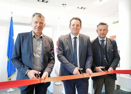  Il taglio del nastro della nuova mostra: da sinistra il vicesindaco di Innsbruck Georg Willi, l'assessore tirolese René Zumtobel e il professor Kurt Scharr (Università di Innsbruck). (Foto: Land Tirol/Hörmann)