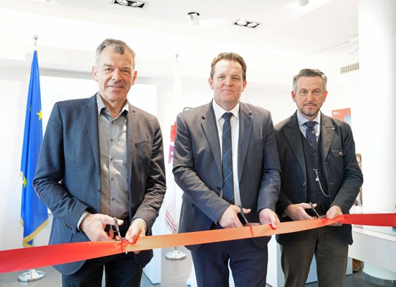  Il taglio del nastro della nuova mostra: da sinistra il vicesindaco di Innsbruck Georg Willi, l'assessore tirolese René Zumtobel e il professor Kurt Scharr (Università di Innsbruck). (Foto: Land Tirol/Hörmann)