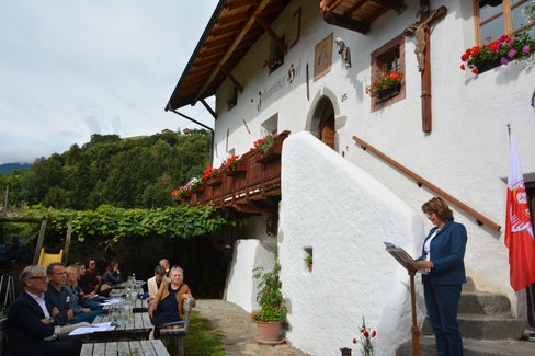 L'assessora Maria Hochgruber Kuenzer  oggi (30 agosto) presso il maso Johannser, sopra Chiusa, durante l'incontro #primotempo ha fatto un bilancio dei passi compiuti e spiegato la via da intraprendere per il futuro. (Foto: ASP/Marcella Morandini)