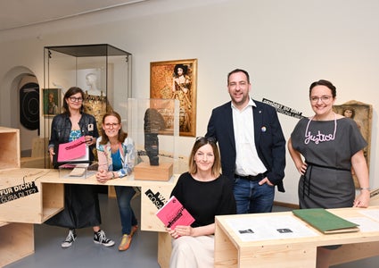 Foto di gruppo della mostra “„GERECHT? Geschichten über soziale Ungleichheiten”: (da sinistra) le curatrici Lisa Noggler (Tiroler Landesmuseen) e Christine Weirather (presidente dell’associazione Tiroler Museen TiMus e direttrice del Museo civico di Hall in Tirol), la mediatrice culturale Katharina Walter, Karl C. Berger (direttore del Museo tirolese di arte popolare) e la curatrice Jutta Profanter (Tiroler Landesmuseen) (Foto: Martin Vandory)