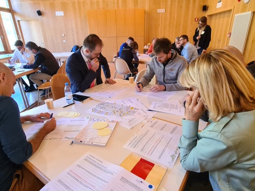 Expertinnen und Experten in den Bereichen Prävention, Vorbereitung, Einsatz und Wiederherstellung haben sich zur Diskussion über Klimaprojektionen und notwendige Maßnahmen zusammengeschlossen und untereinander ausgetauscht, um die Zusammenarbeit zwischen den einzelnen Phasen des Risikomanagements zu stärken. (Foto: LPA/Agentur für Bevölkerungsschutz)