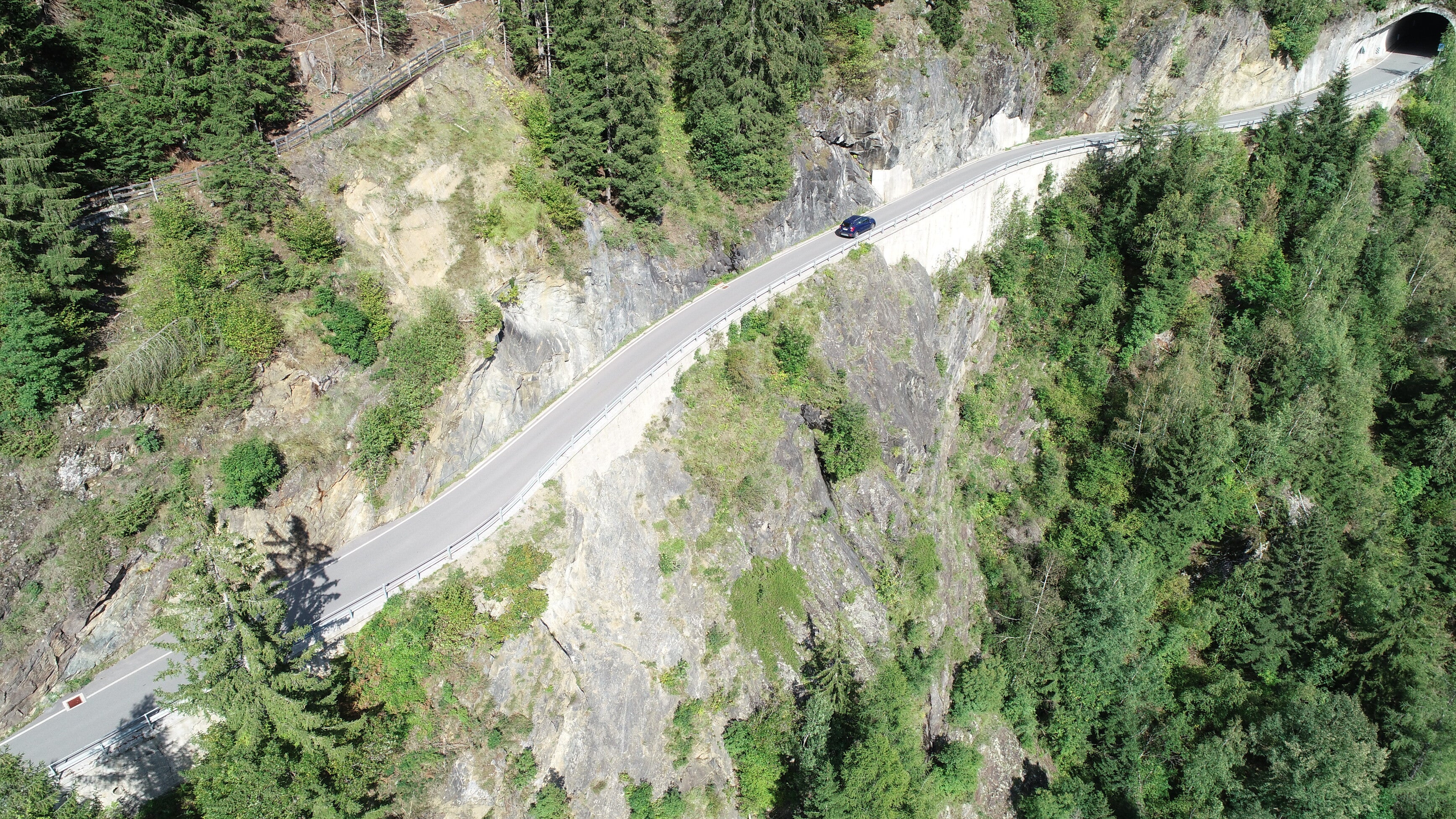 Die Landesregierung hat den Ausbau eines weiteren, über 400 Meter langen Abschnitts der Landesstraße 113 in sehr steilem Gelände vor der Ortschaft Stuls im hinteren Passeiertal genehmigt. (Foto: LPA/Landesamt für Straßenbau West)
