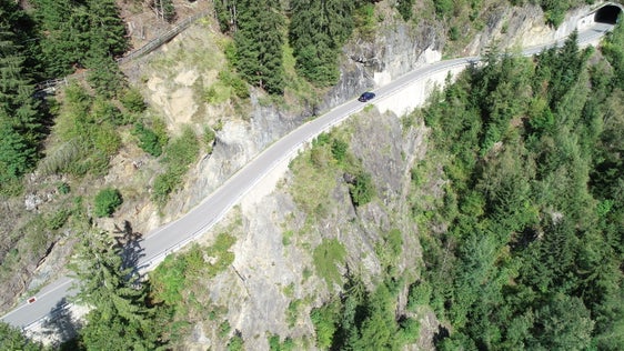Die Landesregierung hat den Ausbau eines weiteren, über 400 Meter langen Abschnitts der Landesstraße 113 in sehr steilem Gelände vor der Ortschaft Stuls im hinteren Passeiertal genehmigt. (Foto: LPA/Landesamt für Straßenbau West)