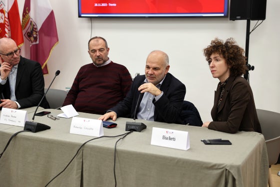 Da sinistra Markus Dapunt, dirigente del Marie Curie di Merano, Andrea Bezzi, dirigente del Tambosi di Trento, Roberto Ceccato, dirigente generale del Dipartimento Istruzione e cultura della Provincia autonoma di Trento, ed Elisa Bertò, rappresentante del Segretariato generale dell'Euregio. (Foto: Ufficio stampa Provincia autonoma di Trento)