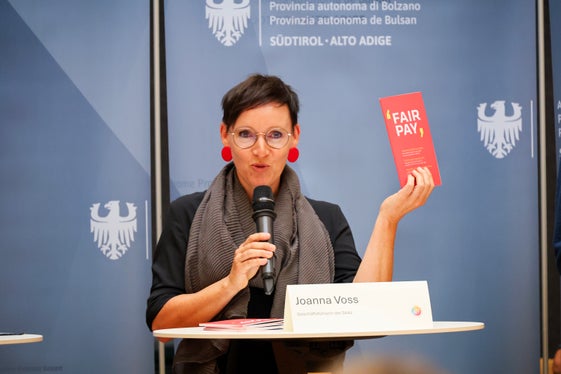 Die Geschäftsführerin der Südtiroler Autorinnen und Autoren-Vereinigung (SAAV) Joanna Voss zeigte auf, dass im Bereich Literatur lediglich Bestseller-Autorinnen und -Autoren allein vom Buchverkauf leben könnten. Die SAAV hat ein FairPay-Booklet und Honorarempfehlungen erarbeitet. (Foto: LPA/Clara Masiero)