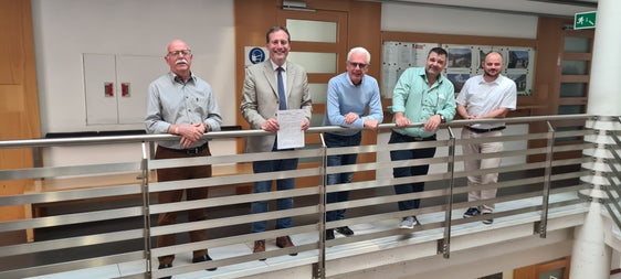 Zusammenarbeit stärken: (v.l.) AVS-Vorsitzender Simeoni, LR Bessone, CAI-Vizepräsident Sartori, Amtsdirektor Mair und Abteilungsdirektor Bedin (Foto: LPA)