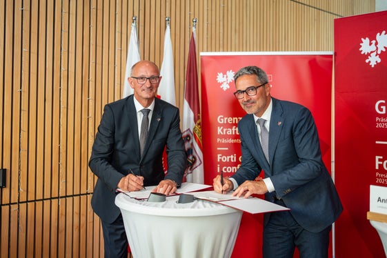 Il presidente dell’Euregio e capitano del Tirolo Anton Mattle (da sinistra) e il presidente della Provincia autonom adi Bolzano Arno Kompatscher firmano al Castello di Trautson la dichiarazione d’intenti per l’ulteriore sviluppo del Tour of the Alps. (Foto: Land Tirol/Fitsch)

