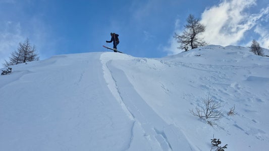 Lo scorso inverno è stato caratterizzato da numerose segnalazioni di valanghe innescate e segnali di allarme. L'immagine mostra un distacco di un lastrone sul Golatsch, sopra Predoi, in Valle Aurina. (Foto: Servizio prevenzione valanghe Alto Adige)