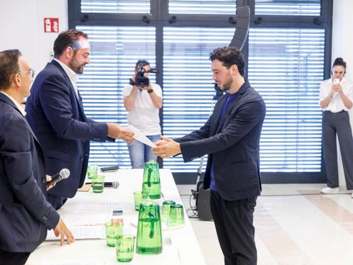 Landesrat Galateo überreicht Santiago Torresagasti den Piero-Siena-Preis 2024 (Foto: LPA/Tiberio Sorvillo)