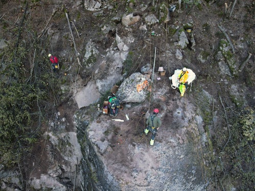 Unter Anleitung von Sprengmeister Giacomo Nardin wurden die Sprengladungen am Felsblock angebracht. (Foto: LPA/gnews)