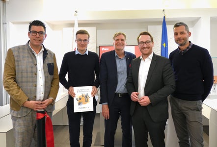 Nach der Banddurchschneidung des Olympia-Ausstellungteils im Euregio-Infopoint : (von links) Matthias Fink, Landeshauptmann-Stellvertreter Philip Wohlgemuth, Matthias Egger, Wolfgang Meixner und Christian Rainer (Foto: Land Tirol/Trenker)