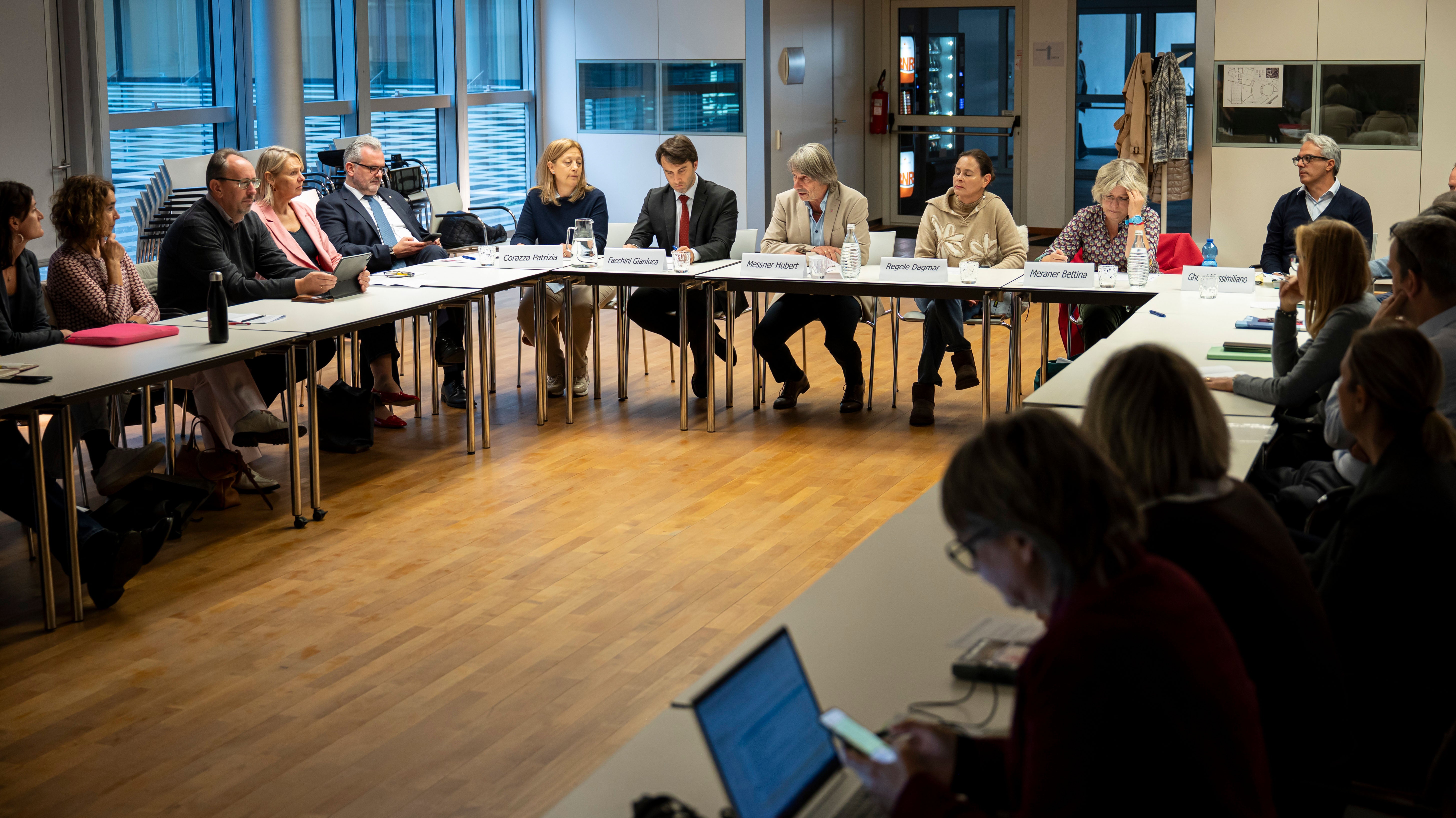 Prävention braucht Zusammenarbeit: Schule, Gesundheitswesen, soziale Partner, Land und Regierungskommissariat wollen junge Menschen gemeinsam stärken und Abhängigkeiten früh entgegenwirken und entwickeln dazu beim bereichsübergreifenden Arbeitstisch zur Suchtprävention im schulischen Bereich Vorschläge. (Foto: LPA/Fabio Brucculeri)