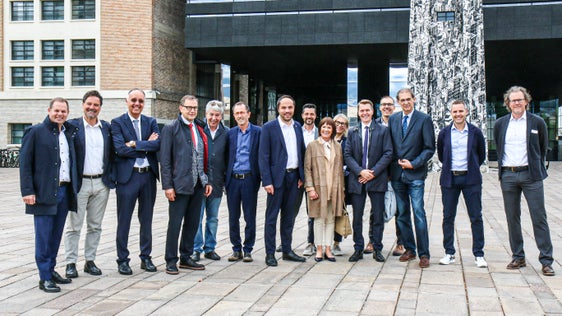 Landesrat Philipp Achammer hat sich gemeinsam mit Führungskräften des NOI um Präsidentin Helga Thaler Ausserhofer und Vertretern der dort tätigen Forschungseinrichtungen und Wirtschaftsverbände einen Überblick über die Arbeiten im NOI Techpark verschafft. (Foto: LPA/Ingrid Silginer)