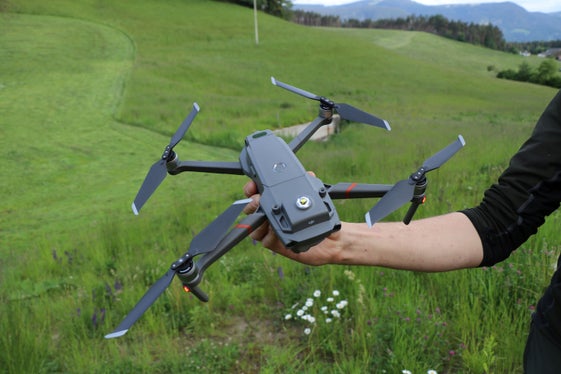 Drohnen mit Wärmebildtechnik erleichtern die Kitzrettung enorm. Immer mehr Jagdreviere kaufen die kostspielige Technik an. (Foto: LPA/Südtiroler Jagdverband)