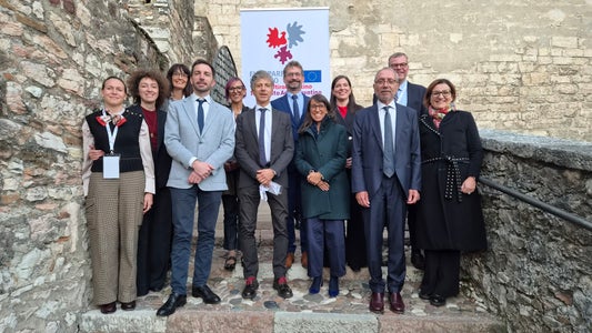 Foto di gruppo con i referenti al convegno presso il Castello del Buonconsiglio sul ruolo delle autonomie quali motore della cooperazione transfrontaliera. (Foto: Euregio/Armin Gluderer)