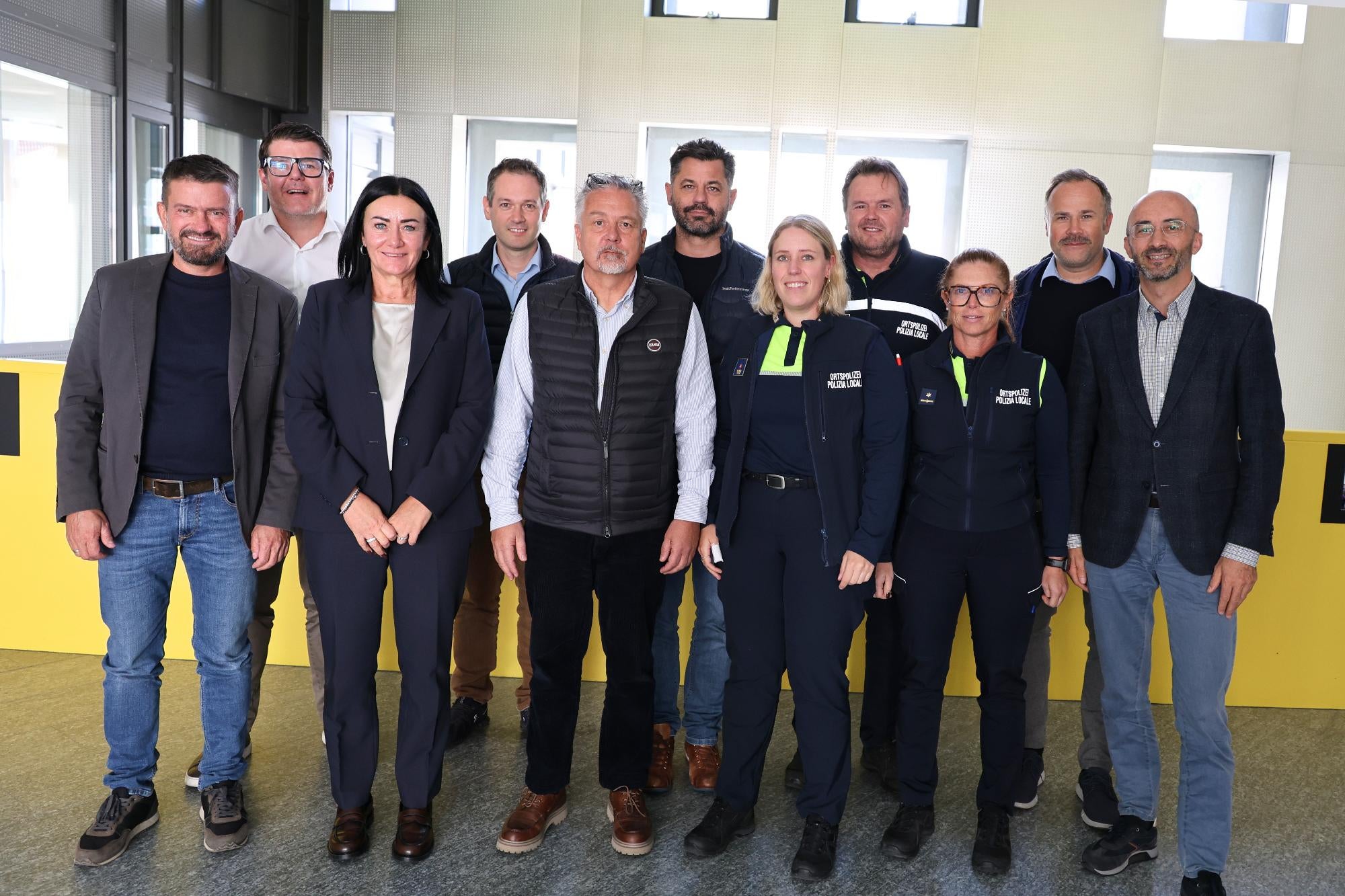 Im Bild (von links): Der Bürgermeister von Gais, Alexander Dariz, der Bürgermeister von St. Lorenzen, Martin Ausserdorfer, Landesrätin Ulli Mair, der Bürgermeister von Percha, Theodor Guggenberger, der Bürgermeister von Bruneck, Bruno Wolf, der Bürgermeister von Pfalzen, Roland Tinkhauser, Lisa Innerbichler, die Kommandantin der Ortspolizei Bruneck, der Vizekommandant der Ortspolizei Bruneck, Wolfgang Furggler, Verena Lercher, die Leiterin der Dienststelle Verkehrspolizei, der Bürgermeister von Olang, Lukas Schnarf und der Bürgermeister von Rasen-Antholz, Thomas Schuster. (Foto: LPA/Lukas Forer)