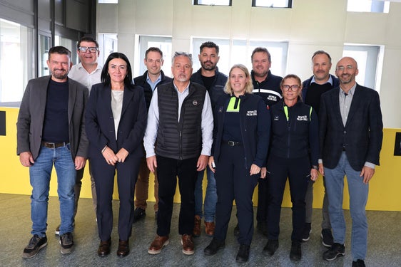 Im Bild (von links): Der Bürgermeister von Gais, Alexander Dariz, der Bürgermeister von St. Lorenzen, Martin Ausserdorfer, Landesrätin Ulli Mair, der Bürgermeister von Percha, Theodor Guggenberger, der Bürgermeister von Bruneck, Bruno Wolf, der Bürgermeister von Pfalzen, Roland Tinkhauser, Lisa Innerbichler, die Kommandantin der Ortspolizei Bruneck, der Vizekommandant der Ortspolizei Bruneck, Wolfgang Furggler, Verena Lercher, die Leiterin der Dienststelle Verkehrspolizei, der Bürgermeister von Olang, Lukas Schnarf und der Bürgermeister von Rasen-Antholz, Thomas Schuster. (Foto: LPA/Lukas Forer)