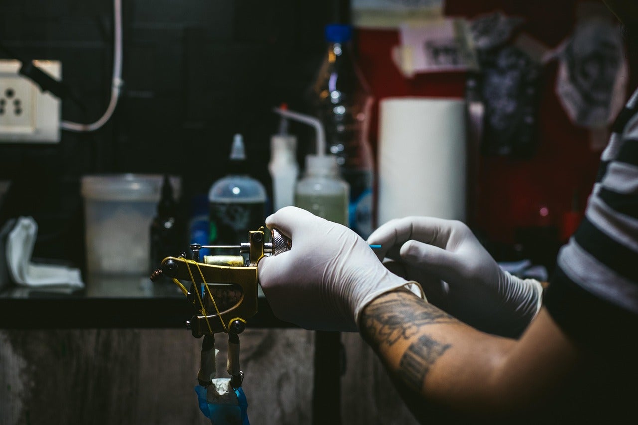 Wer Tattoos, Piercings oder Permanent Makeup anbieten will, braucht den verpflichtenden 30-Stunden-Hygienekurs mit erfolgreichem Abschluss. Der nächste deutschsprachige Kurs läuft von April bis Juni (Anmeldung bis 22. März), ein italienischer folgt im Herbst. Teilnahme ab 18 Jahren mit Mittelschulabschluss; Details und Anmeldung über das Südtiroler Bürgernetz myCIVIS. (Foto: Pixabay.  Das Foto darf nur in Zusammenhang mit dieser Pressemitteilung verwendet werden.)