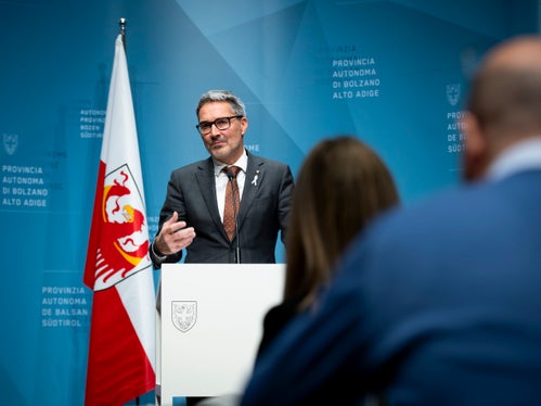 Speriamo che, in collaborazione con il Ministero dell'Università, nei prossimi mesi riusciremo a integrare il Conservatorio nell'Università come facoltà musicale a sé stante, ha dichiarato fiducioso il presidente Kompatscher, a margine dell'annuncio della proroga di presidente, consigliera d'amministrazione e revisori dei conti (Foto: ASP/Fabio Brucculeri)