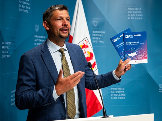Il "Piano provinciale per la mobilità sostenibile 2035" è stato approvato oggi dalla Giunta provinciale. Alfreider “Abbiamo tracciato la strada per una mobilità rispettosa del clima in Alto Adige" Foto: ASP/Fabio Brucculeri)