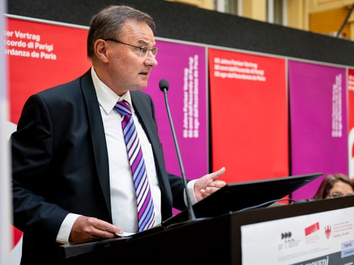 Michael Gehler, Direktor des Instituts für Geschichte der Universität Hildesheim, zeichnete zu Beginn den Weg nach, der zum Pariser Abkommen führte – dem ersten Baustein der Autonomie und des Schutzes der sprachlichen Minderheiten in Südtirol – und zu dessen Entwicklungen bis 1947. (Foto: LPA/Fabio Brucculeri)
