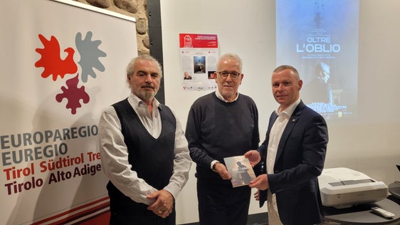 Filmvorfühung beim Euregio-Kulturdonnerstag mit dem Historiker Renzo Tommasi, dem Journalisten und Autor Maurizio Panizza und Euregio-Generalsekretär Christoph von Ach (Foto: Euregio/Armin Gluderer)