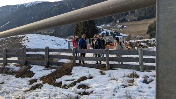 Mobilitätslandesrat Daniel Alfreider und der Geschäftsführer der Infrastrukturgesellschaft Milano Cortina 2026 SIMICO,&nbsp;Fabio Massimo Saldini (vorne) gemeinsam mit den Technikern auf Lokalaugenschein in Antholz. (Foto: LPA/Ingo Dejaco)