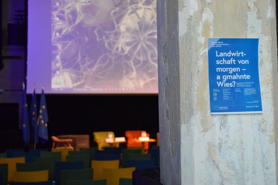 Im multifunktionalen Veranstaltungsraum des Social Innovation Hub BASIS Vinschgau fand die Diskussionsrunde zur "Landwirtschaft von morgen" statt. (Foto: Teresa Gunsch)