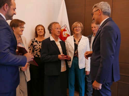 Alois Mantinger, deceduto del luglio del 2024, e rappresentato nell'incontro di oggi dalla moglie e dai propri familiari (nella foto), si è distinto per il suo eclettico impegno ad Eores. (Foto: USP/Silvia Obwexer)