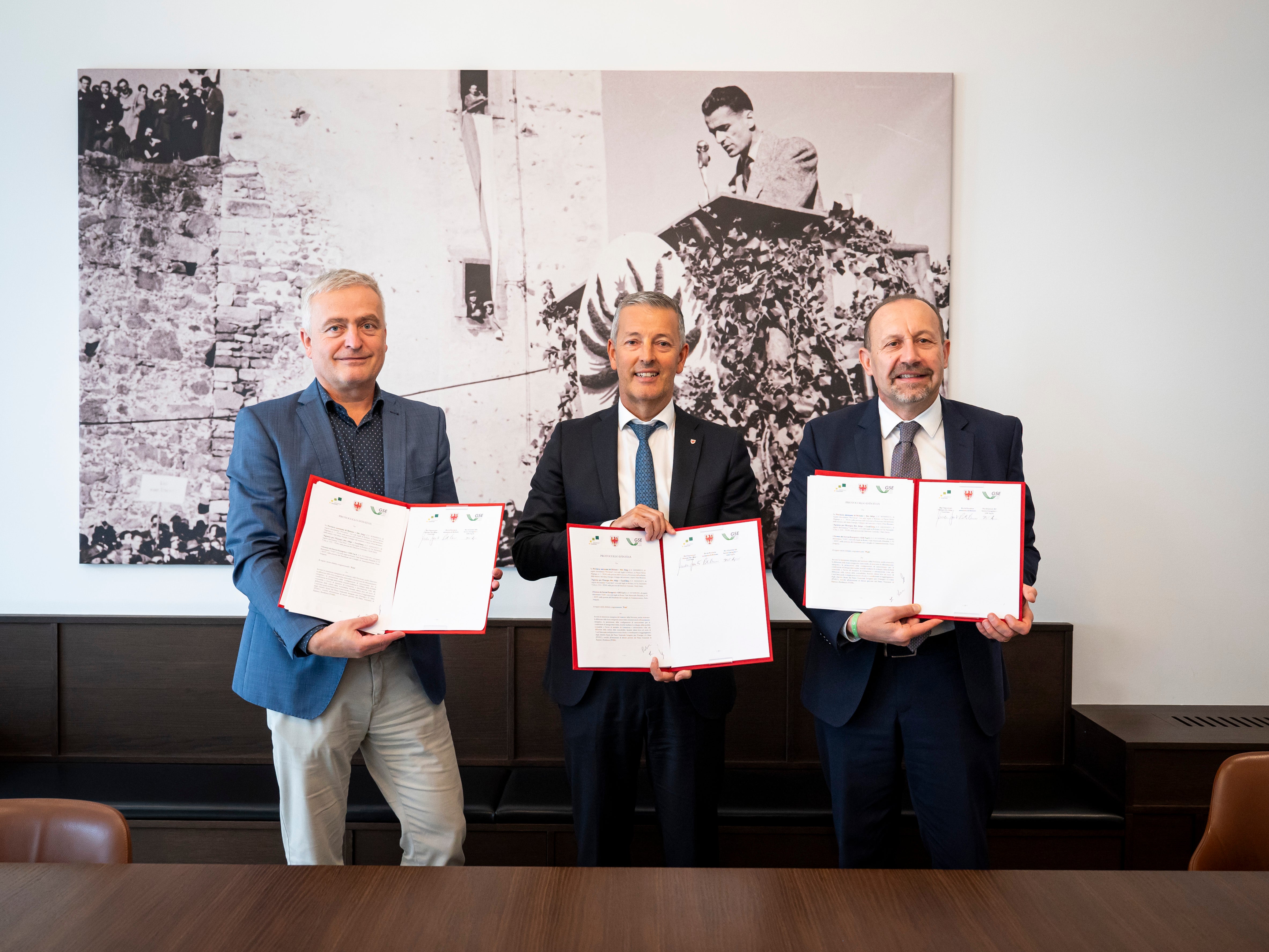 Unterzeichneten am 30. September im Silvius-Magnago-Saal im Landhaus 1 in Bozen die neue Rahmenvereinbarung für drei Jahre zwischen dem Land Südtirol, der Agentur für Energie Südtirol und dem staatlichen Energiedienstleister GSE (von links):  KlimaHaus-Agentur-Direktor Ulrich Santa, Energielandesrat Peter Brunner und GSE-Präsident Paolo Arrigoni. (Foto: LPA/Fabio Brucculeri).