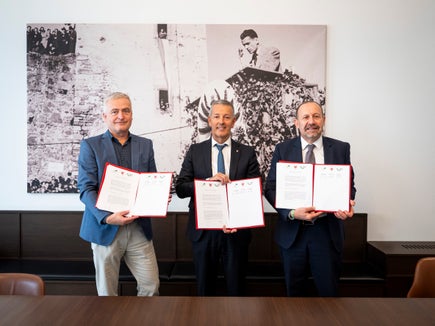 Unterzeichneten am 30. September im Silvius-Magnago-Saal im Landhaus 1 in Bozen die neue Rahmenvereinbarung für drei Jahre zwischen dem Land Südtirol, der Agentur für Energie Südtirol und dem staatlichen Energiedienstleister GSE (von links):  KlimaHaus-Agentur-Direktor Ulrich Santa, Energielandesrat Peter Brunner und GSE-Präsident Paolo Arrigoni. (Foto: LPA/Fabio Brucculeri).