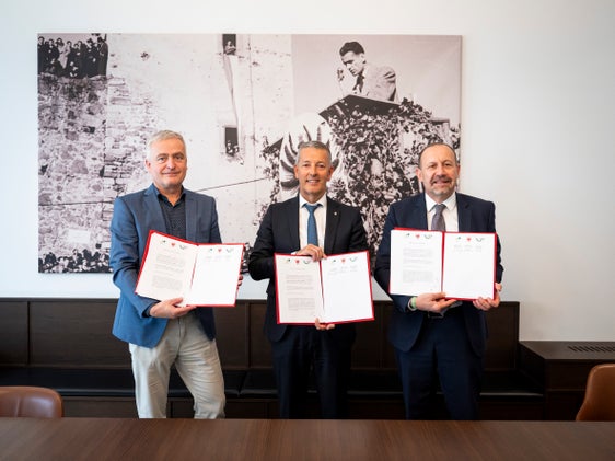 Unterzeichneten am 30. September im Silvius-Magnago-Saal im Landhaus 1 in Bozen die neue Rahmenvereinbarung für drei Jahre zwischen dem Land Südtirol, der Agentur für Energie Südtirol und dem staatlichen Energiedienstleister GSE (von links):  KlimaHaus-Agentur-Direktor Ulrich Santa, Energielandesrat Peter Brunner und GSE-Präsident Paolo Arrigoni. (Foto: LPA/Fabio Brucculeri).