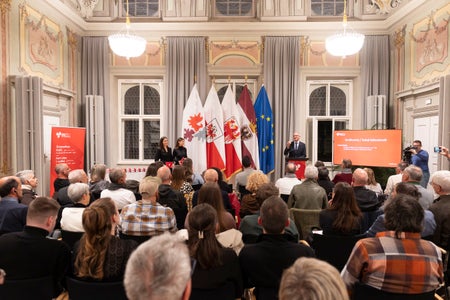Fotografi e fotografe dell’Euregio provenienti dal Tirolo, dall’Alto Adige e dal Trentino hanno partecipato alla presentazione ufficiale del calendario a Innsbruck. (Foto: Land Tirol/Sedlak)