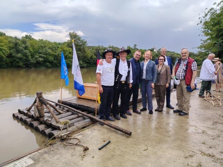 Un rappresentante dell’associazione rumena Petro Aqua (nella foto, da sinistra), Frank Thiel, presidente dell’International Association of Timber Rafting (IATR), Robert Dul, rappresentante del Ministero della Cultura polacco, Arja Soramäki, rappresentante delle comunità finlandesi di zatterieri, Marcella Morandini, incaricata speciale UNESCO, Florian Zerzer, direttore della Ripartizione Natura, Paesaggio e Sviluppo del territorio, e Giorgio Bertinazzo della Società dei Zatieri della Dogana di Branzol. (Foto: USP/Ripartizione Natura, Paesaggio e Sviluppo del territorio)