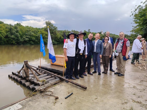 Dorinel Sindea, Vertreter der rumänischen Vereinigung Petro Aqua, (von links), Frank Thiel, der Präsident der International Association of Timber Rafting (IATR), Robert Dul, der Vertreter des polnischen Kulturministeriums, Arja Soramäki, die Vertreterin der finnischen Flößergemeinschaften, Marcella Morandini, die Sonderbeauftragte UNESCO, Florian Zerzer, der Direktor der Abteilung Natur, Landschaft und Raumentwicklung und Giorgio Bertinazzo von der "Sociazion dei Zatieri de la Dogana de Branzol". (Foto: LPA/Abteilung Natur, Landschaft und Raumentwicklung)