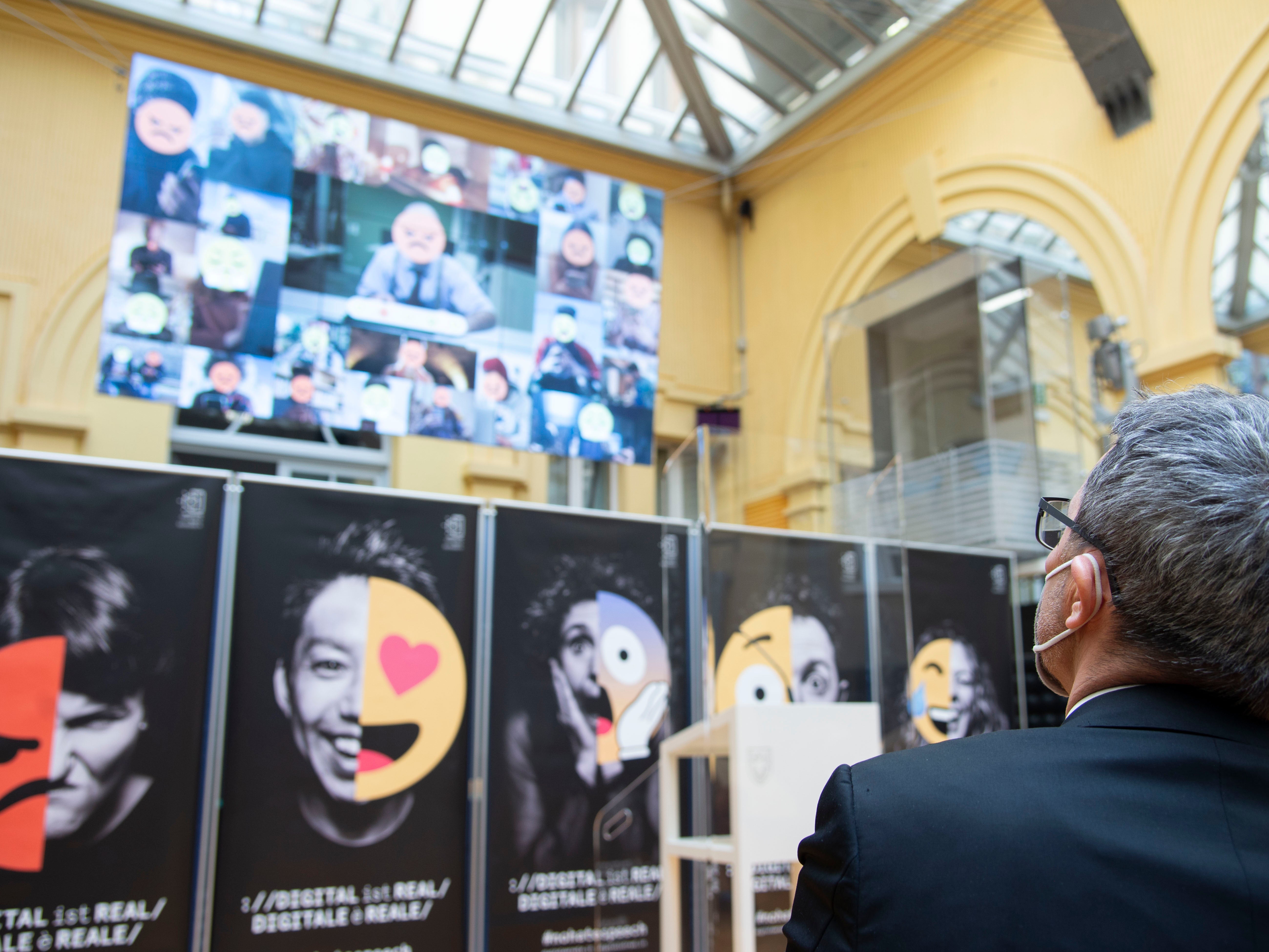 Halb Gesicht, halb Emoji: Die Kampagne zeigt, dass auch im Internet Menschen agieren und die Distanz nur eine vermeintliche ist. (Foto: LPA/Fabio Brucculeri)