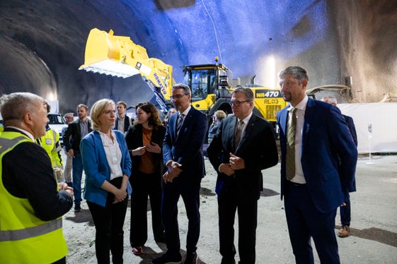 Im Gespräch über das Europa-Projekt Brennerbasistunnel: (v.r. im Vordergrund) LR Alfreider, LH Platter, LH Kompatscher, Ministerin Gewessler. (Foto: BBT SE/Hetfleisch)